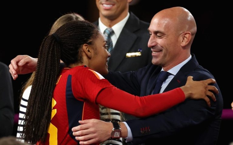 Мать наказанного за поцелуй главы испанского футбола заперлась в церкви