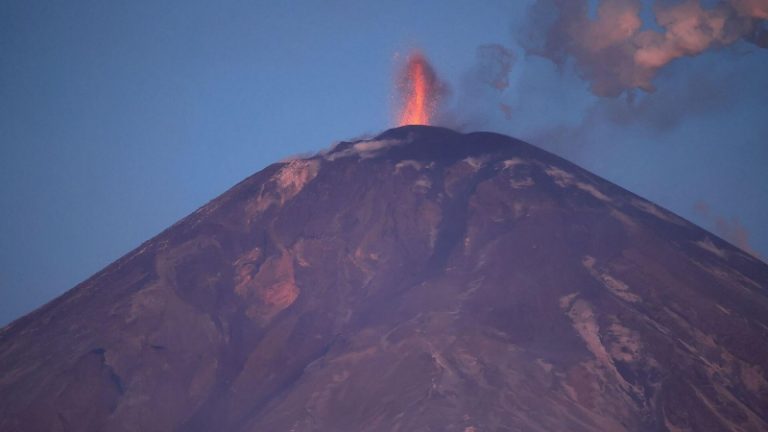 На Камчатке туристов попросили не приближаться к опасному вулкану