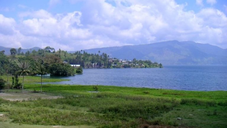 Россияне не обращались в посольство из-за извержения вулкана в Индонезии