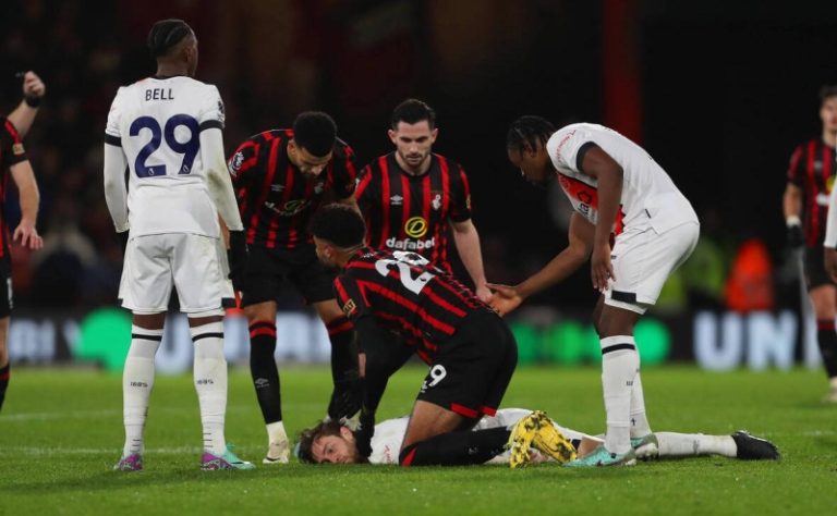 У потерявшего сознание на матче игрока АПЛ на время остановилось сердце