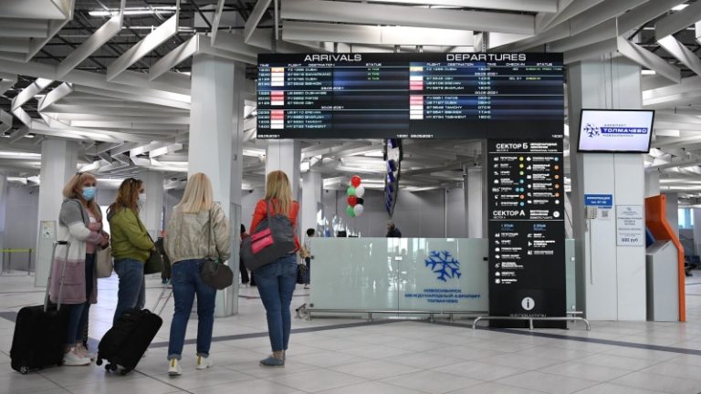 Часть застрявших в аэропорту Дубая россиян временно расселили в отелях