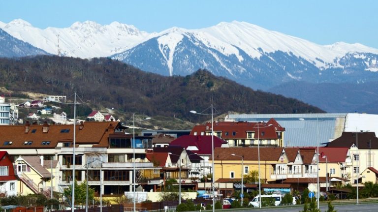 Туристы из Бахрейна влюбились в альпак в горах Сочи и российский снег