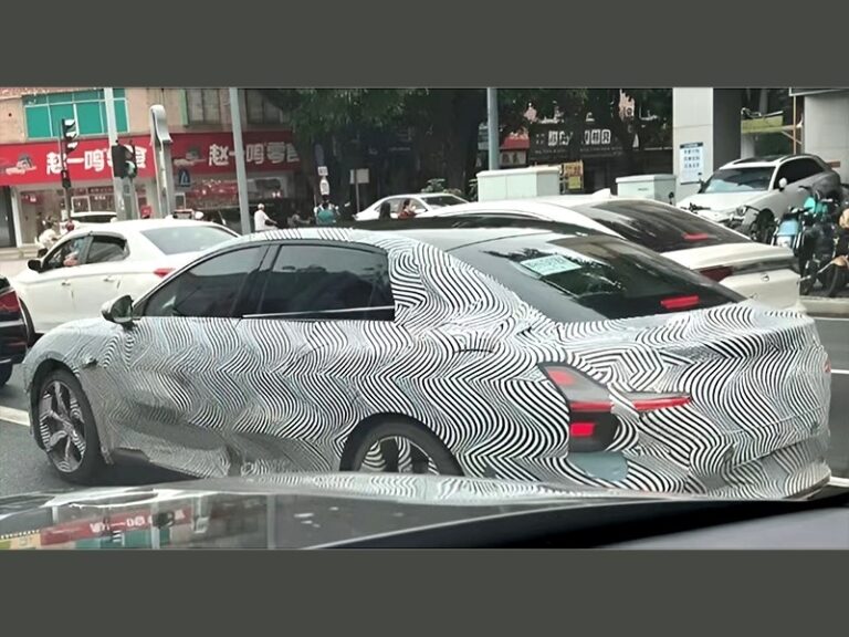 Первая модель нового бренда MONA от XPeng замечена на дорогах Китая