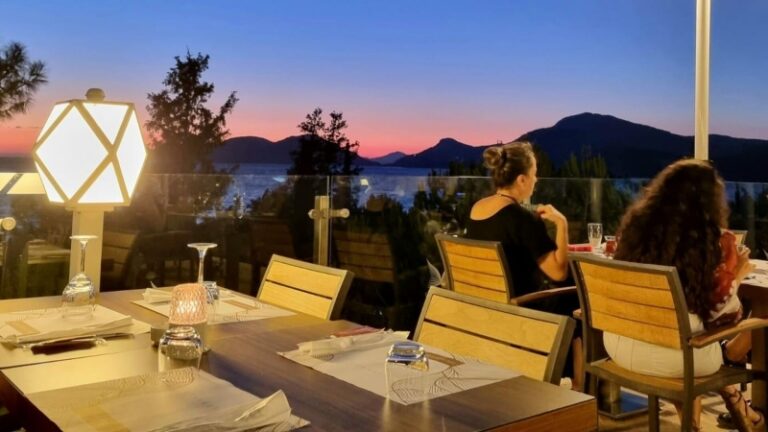 СМИ: пустующим ресторанам на курортах в Турции пришлось пойти на скидки